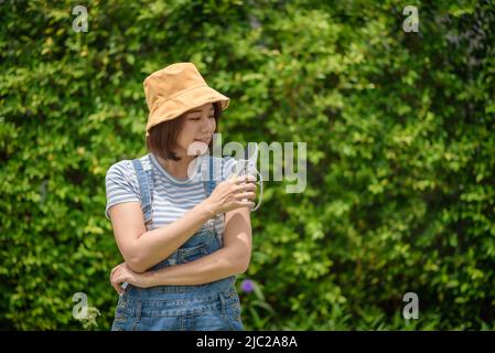 Ein asiatisches Gärtnerporträt mit einem Schnitt. Stockfoto