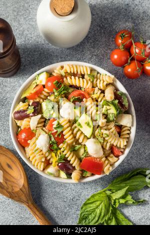 Hausgemachte Sommer Fusilli Pasta Salat mit Käse und Gemüse Stockfoto