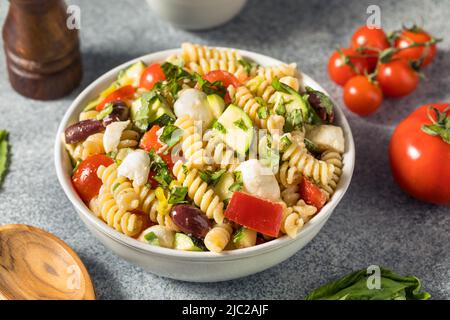 Hausgemachte Sommer Fusilli Pasta Salat mit Käse und Gemüse Stockfoto