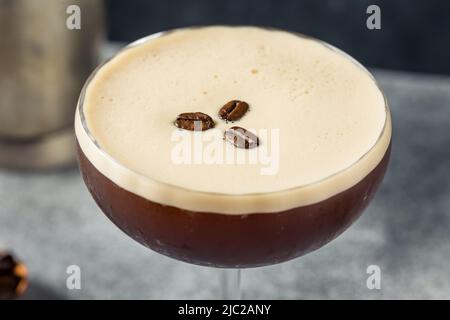 Erfrischender Espresso Martini Cocktail mit Vodka Stockfoto