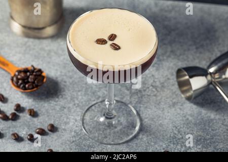 Erfrischender Espresso Martini Cocktail mit Vodka Stockfoto