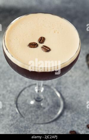 Erfrischender Espresso Martini Cocktail mit Vodka Stockfoto