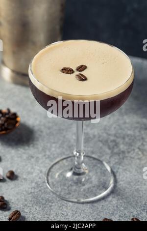 Erfrischender Espresso Martini Cocktail mit Vodka Stockfoto