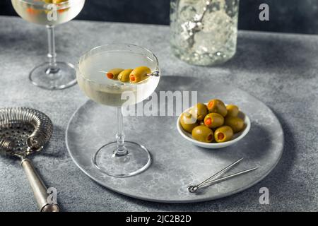 Erfrischender Dry Gin Martini mit Olive Garnish Stockfoto