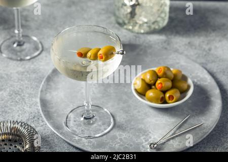 Erfrischender Dry Gin Martini mit Olive Garnish Stockfoto