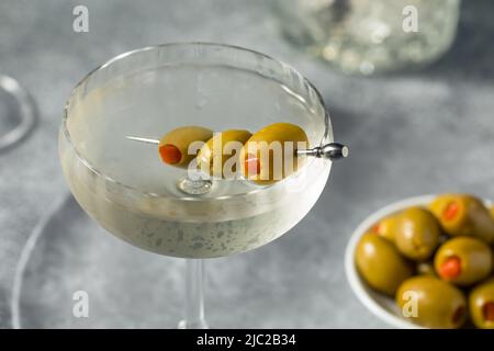 Erfrischender Dry Gin Martini mit Olive Garnish Stockfoto