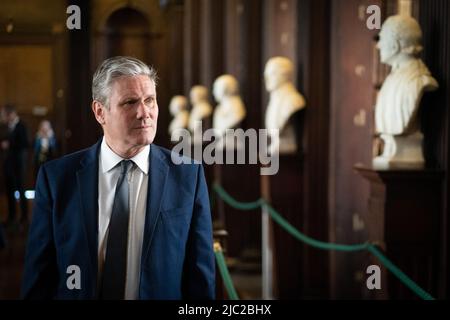 Der Arbeitsleiter Sir Keir Starmer im Long Room des Trinity College in Dublin, wo er während seines zweitägigen Aufenthalts in Dublin das Buch der Kells und Irlands älteste Harfe sah. Bilddatum: Donnerstag, 9. Juni 2022. Stockfoto