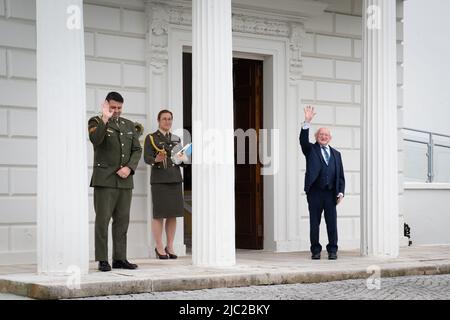 Der irische Präsident Michael D. Higgins übergibt Auf Wiedersehen an den Labour-Vorsitzenden Sir Keir Starmer nach ihrem Treffen im offiziellen Wohnsitz des Präsidenten, Aras an Uachtarain, während seines zweitägigen Besuchs in Dublin. Bilddatum: Donnerstag, 9. Juni 2022. Stockfoto