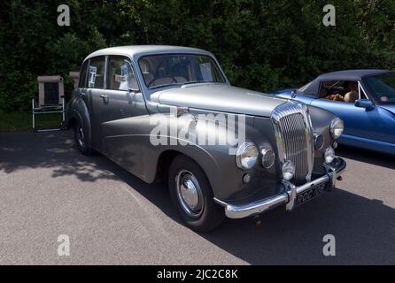 Dreiviertel Vorderansicht einer Silver, 1955, Daimler Conquest 'Century' Limousine, ausgestellt auf der Deal Classic Car Show 2022 Stockfoto