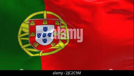 Detail der Nationalflagge Portugals, die an einem klaren Tag im Wind winkt. Demokratie und Politik. Europäisches Land. Selektiver Fokus Stockfoto