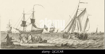 Auf dem Fluss rechts ist ein mit Fässern beladener Lastkahn zu sehen. Auf der linken Seite ist ein Zweimaster mit einer englischen Flagge. Im Vordergrund links sind mehrere Personen zu sehen, darunter ein Mann mit langem Mantel und eine Frau, deren Gepäck von einem Boot an Land gebracht wird. Dieser Druck ist Teil einer Serie von fünf Drucken mit verschiedenen Segelschiffen, River View Various Boats on the Waves (Serientitel), Druckerei: Gerrit Groenewegen, Rotterdam, in or before 1793, Papier, Radierung, H 183 mm × B 271 mm Stockfoto