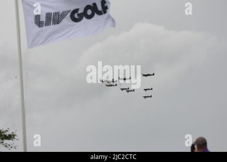 Hemel Hempstead, Herts, Großbritannien. 9.. Juni 2022. Flypast der Blue Leaders beim Shotgun-Start vor der ersten LIV Golf Invitational ersten Runde Kredit: Motofoto/Alamy Live News Stockfoto