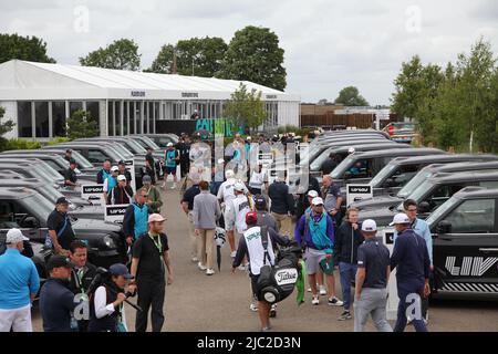 Hemel Hempstead, Herts, Großbritannien. 9.. Juni 2022. London TaxiÕs Nehmen Sie die Spieler zu ihren verschiedenen Starlöcher vor dem Start der Schrotflinte bei der ersten LIV Golf Invitational ersten Runde Kredit: Motofoto/Alamy Live News Stockfoto