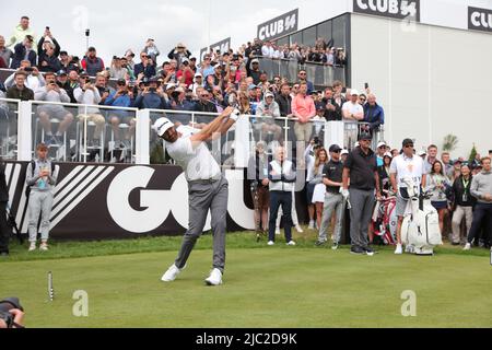 Hemel Hempstead, Herts, Großbritannien. 9.. Juni 2022. Dustin Johnson trifft den ersten Schuss der ersten LIV Golf Invitational auf den ersten Abschlag Kredit: Motofoto/Alamy Live News Stockfoto