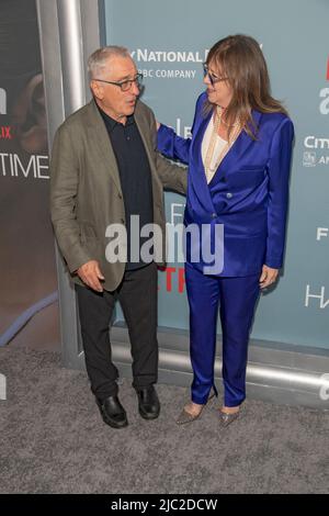 New York, Usa. 08.. Juni 2022. Robert De Niro und Jane Rosenthal besuchen die Halbzeit-Premiere während der Eröffnungsnacht des Tribeca Film Festivals im United Palace in New York City. (Foto von Ron Adar/SOPA Images/Sipa USA) Quelle: SIPA USA/Alamy Live News Stockfoto