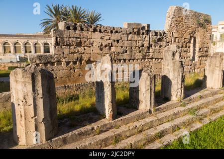 Zerstörte Mauern gebrochene dorische Säulen des Tempels von Apollo / tempio di Apollo in Largo XXV Luglio, 96100 Siracusa SR, die Insel Ortigia, Siracusa in Sizilien, Italien. (129) Stockfoto