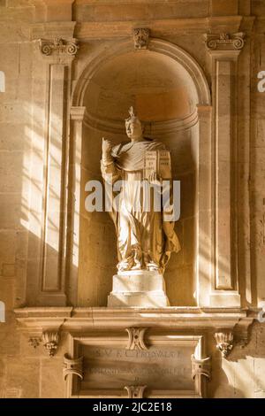 Statue direkt im Haupteingang der Kathedrale Santa Lucia / Kathedrale St. Lucy / Kathedrale von Syrakus, Syrakus, Sizilien, Italien. Der lateinische Buchtitel scheint „TIMETE DEUM et DATE ILLI HONOREM“ zu sein (fürchtet den Herrn und gebt ihm Ehre), ein Vers aus der Apokalypse des heiligen Johannes. (129) Stockfoto