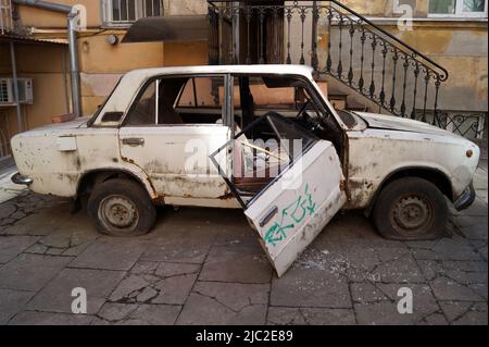 Alte rostige sowjetische Ära Lada Auto, in einem Hof, Odessa, Ukraine Stockfoto