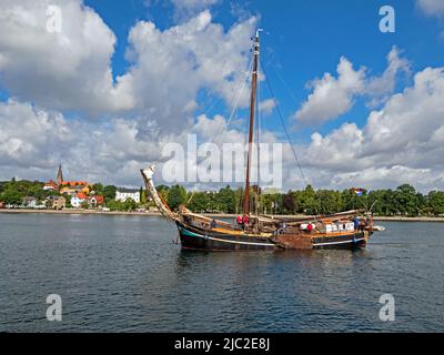 Eckernförde, Schleswig-Holstein, Deutschland - 15. August 2021: Das historische Flachbodenschiff Najade, das in den Hafen von Eckernförde, Schleswig-Holste, eindringt Stockfoto