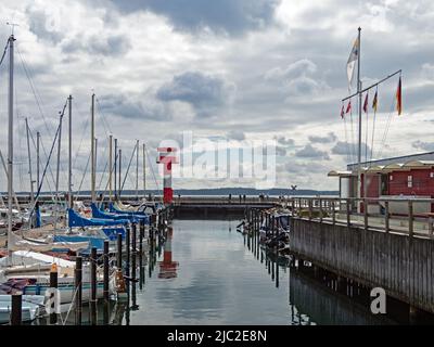 Eckernförde, Schleswig-Holstein, Deutschland - 15. August 2021: Hafen Eckernförde mit Segelbooten und Leuchtturm Stockfoto