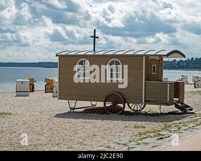 Eckernförde, Schleswig-Holstein, Deutschland - 15. August 2021: Hirtenwagenkirche am Strand von Eckernförde Stockfoto