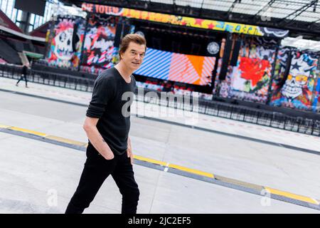 Köln, Deutschland. 09.. Juni 2022. Campino (bürgerlicher Name: Andreas Frege), Sänger der Punkband 'die Toten Hosen', steht vor der Bühne des RheinEnergieStadions vor dem offiziellen Start der Jubiläumstour 'alles aus Liebe - 40 Jahre die Toten Hosen'. Die Tour beginnt am 10,06. In Köln. Quelle: Rolf Vennenbernd/dpa/Alamy Live News Stockfoto