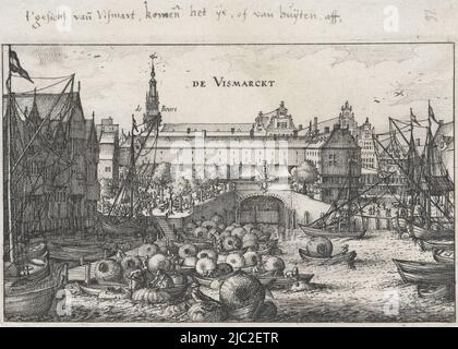 Blick auf den Vismarkt in der Nähe des Damsluis am Dam-Platz, Amsterdam. In der Mitte die Damsluis, dahinter die Huis onder 't Zeil und dahinter die Börse von Hendrick de Keyser. Viele Zahlen auf dem Markt. Im Vordergrund viele Boote mit Figuren und Fischkörben, Blick auf den Fischmarkt in der Nähe der Dam-Schleuse am Dam-Platz in Amsterdam, den Fischmarkt (Titel auf Objekt) vier Gebäude in Amsterdam (Serientitel), Druckerei: Claes Jansz. Visscher (II), Amsterdam, 1611, Papier, Radierung, Gravur, H 100 mm × B 161 mm Stockfoto