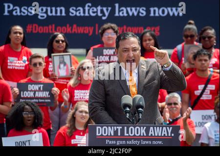Art Acevedo, ehemaliger Präsident der Major City Chiefs Association und ehemaliger Polizeichef von Houston, Texas, Austin, Texas und Miami, Florida hält eine leidenschaftliche Rede während eines Protestes von Everytown für Waffensicherheit und seinen Basisnetzwerken, Moms Demand Action und Students Demand Action, in der Nähe des US-Kapitols in Washington, am Mittwoch, den 8. Juni 2022. Foto von Rod Lampey/CNP/ABACAPRESS.COM Stockfoto