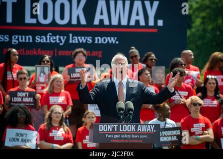 Der Vertreter der Vereinigten Staaten, Mike Thompson (Demokrat von Kalifornien), hält am Mittwoch, den 8. Juni 2022, bei einem Protest von Everytown für Waffensicherheit und seine Basisnetzwerke, Moms Demand Action und Students Demand Action, in der Nähe des US-Kapitols in Washington, eine Rede. Foto von Rod Lampey/CNP/ABACAPRESS.COM Stockfoto