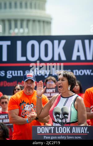 Bürgermeister Muriel Bowser (Demokrat des Distrikts von Columbia) hält eine leidenschaftliche Rede während eines Protestes von Everytown für Waffensicherheit und seinen Basisnetzwerken, Moms Demand Action und Students Demand Action, in der Nähe des US-Kapitols in Washington, am Mittwoch, den 8. Juni 2022. Foto von Rod Lampey/CNP/ABACAPRESS.COM Stockfoto