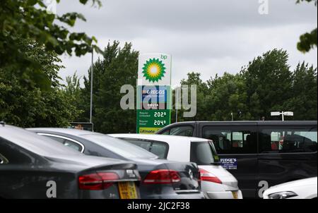 Castle Donington, Leicestershire, Großbritannien. 9.. Juni 2022. Die Kraftstoffpreise werden an einer BP-Tankstelle angezeigt, nachdem die Kosten für das Befüllen eines durchschnittlichen Familienwagens mit Benzin zum ersten Mal £100 betragen haben. Credit Darren Staples/Alamy Live News. Stockfoto