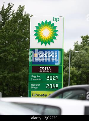 Castle Donington, Leicestershire, Großbritannien. 9.. Juni 2022. Die Kraftstoffpreise werden an einer BP-Tankstelle angezeigt, nachdem die Kosten für das Befüllen eines durchschnittlichen Familienwagens mit Benzin zum ersten Mal £100 betragen haben. Credit Darren Staples/Alamy Live News. Stockfoto