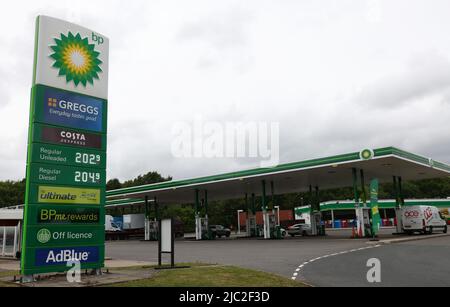 Castle Donington, Leicestershire, Großbritannien. 9.. Juni 2022. Die Kraftstoffpreise werden an einer BP-Tankstelle angezeigt, nachdem die Kosten für das Befüllen eines durchschnittlichen Familienwagens mit Benzin zum ersten Mal £100 betragen haben. Credit Darren Staples/Alamy Live News. Stockfoto