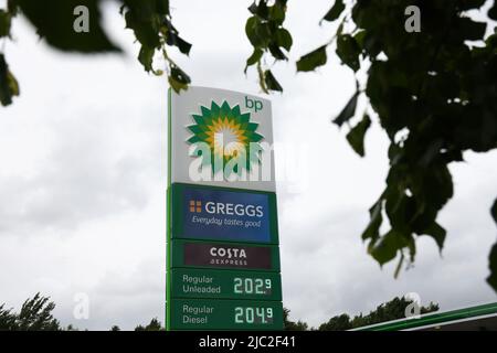 Castle Donington, Leicestershire, Großbritannien. 9.. Juni 2022. Die Kraftstoffpreise werden an einer BP-Tankstelle angezeigt, nachdem die Kosten für das Befüllen eines durchschnittlichen Familienwagens mit Benzin zum ersten Mal £100 betragen haben. Credit Darren Staples/Alamy Live News. Stockfoto