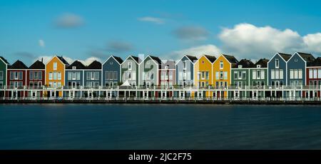 Houten, Niederlande - 9. Juni 2022: Panoramablick auf die bunten Regenbogenhäuser und den See in Houten Stockfoto