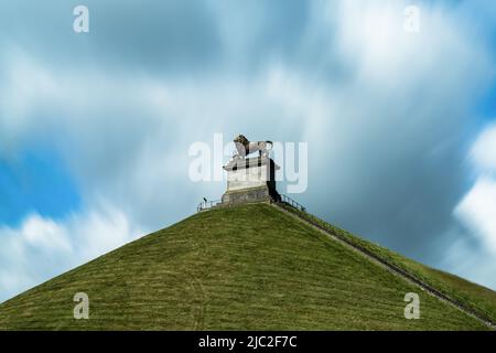 Waterloo, Belgien - 6. Juni 2022: Langzeitansicht der Löwenhügel-Gedenkstatue und des Hügels in Waterloo Stockfoto