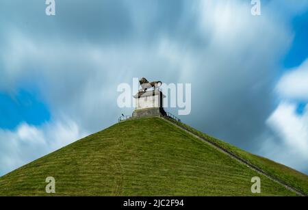 Waterloo, Belgien - 6. Juni 2022: Langzeitansicht der Löwenhügel-Gedenkstatue und des Hügels in Waterloo Stockfoto