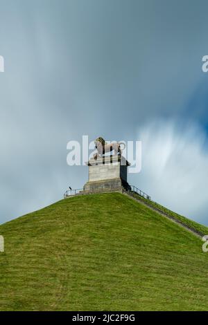 Waterloo, Belgien - 6. Juni 2022: Vertikale Ansicht der Löwenhügel-Gedenkstatue und des Hügels in Waterloo Stockfoto