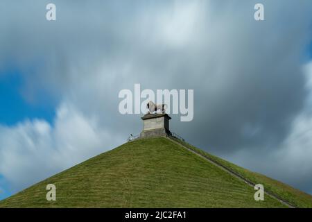 Waterloo, Belgien - 6. Juni 2022: Langzeitansicht der Löwenhügel-Gedenkstatue und des Hügels in Waterloo Stockfoto