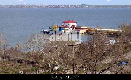 Kleines Hotel am Pier in der Mündung des Dniester, Blick von der Festung Akkerman auf dem Hügel darüber, Bilhorod-Dnistrovs'kyi, Oblast Odessa, Ukraine Stockfoto