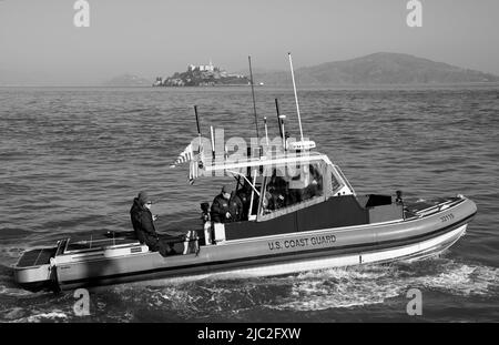 Mitglieder der US-Küstenwache parteln die kalifornische Bucht von San Francisco in einem transportablen Hafensicherheitsboot von Kvichak Marine Industries. Stockfoto