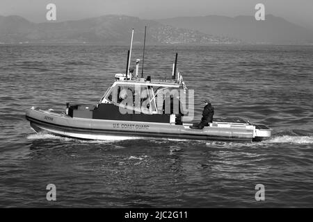 Mitglieder der US-Küstenwache parteln die kalifornische Bucht von San Francisco in einem transportablen Hafensicherheitsboot von Kvichak Marine Industries. Stockfoto