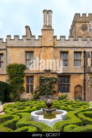 The Knot Garden of Sudeley Castle mit seinem komplexen Design aus Kastenhecken, Sudeley, Gloucestershire, Cotswolds, England, Großbritannien, Großbritannien. Stockfoto