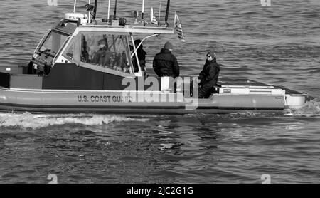 Mitglieder der US-Küstenwache parteln die kalifornische Bucht von San Francisco in einem transportablen Hafensicherheitsboot von Kvichak Marine Industries. Stockfoto