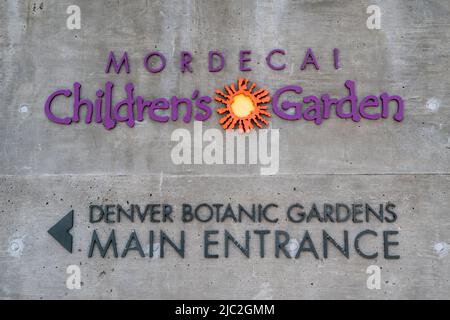 Denver, Colorado, 27. Mai 2022. Wandschild für den Mordecal Children’s Garden und den Denver Botanical Gardens Stockfoto