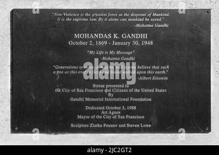 Eine Bronzestatue des indischen Führers Mahatma Gandhi, die 1988 entlang der östlichen Uferpromenade in San Fancisco, Kalifornien, errichtet wurde Stockfoto