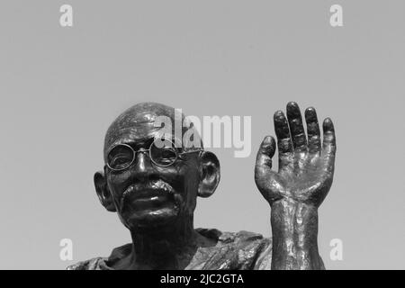 Eine Bronzestatue des indischen Führers Mahatma Gandhi, die 1988 entlang der östlichen Uferpromenade in San Fancisco, Kalifornien, errichtet wurde Stockfoto