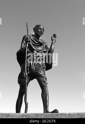 Eine Bronzestatue des indischen Führers Mahatma Gandhi, die 1988 entlang der östlichen Uferpromenade in San Fancisco, Kalifornien, errichtet wurde Stockfoto