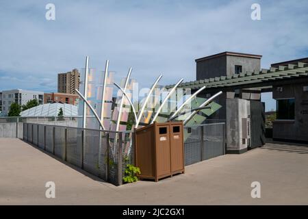 Denver, Colorado, 27. Mai 2022. Blick vom Parkplatz auf die Denver Botanical Gardens an einem teilweise bewölkten Tag Stockfoto