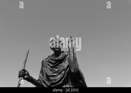 Eine Bronzestatue des indischen Führers Mahatma Gandhi, die 1988 entlang der östlichen Uferpromenade in San Fancisco, Kalifornien, errichtet wurde Stockfoto